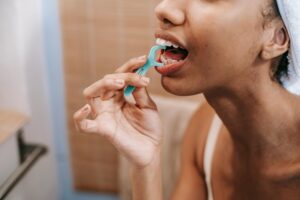 HOW TO PREVENT TARTAR BUILD-UP BY REGULARLY FLOSSING?